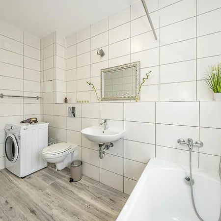 A4 Ruhiges 3-zimmer-studio Mit Balkon Apartament